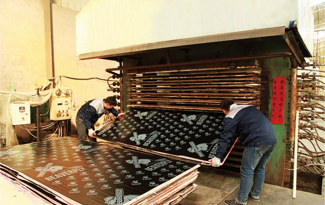 Толщина 9/12/15/18/21 мм ламинированной фанеры в строительстве.