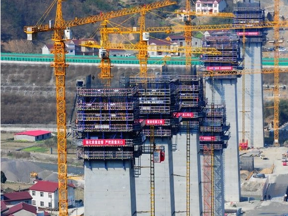 Что такое безкрановая гидравлическая автоматическая подъемно-переставная опалубка ZEEMO?