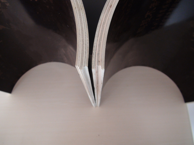 Круглая опалубка деревянной стены круглой колонны со стальным ремнем