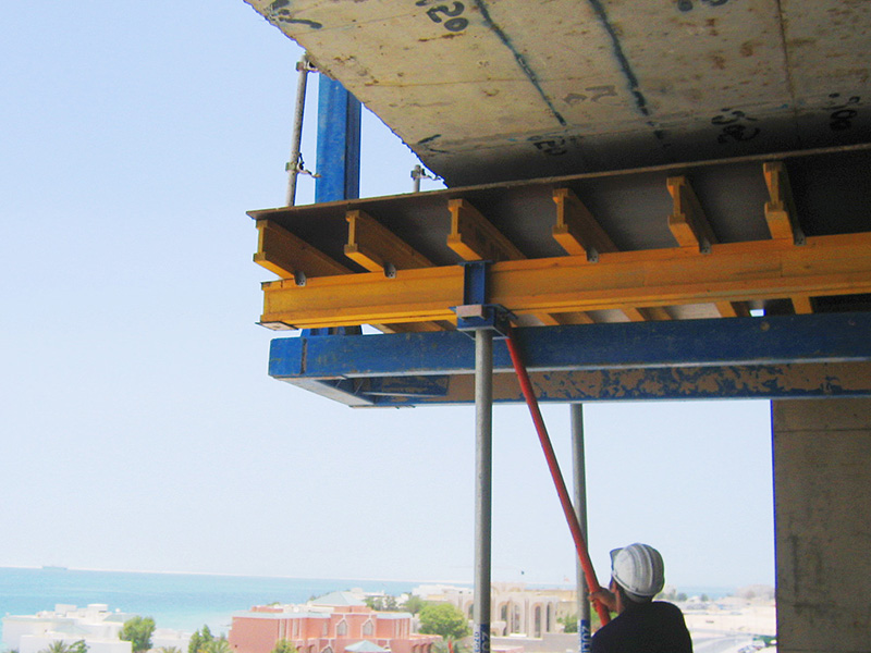 Регулируемый зажим квадратной колонны решает большую проблему армирования здания.