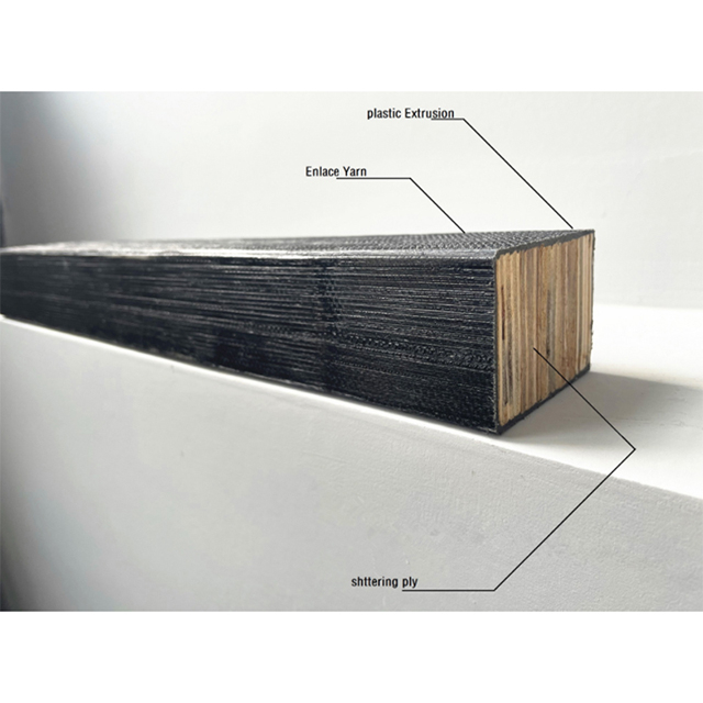 Деревянная балка с жесткой шпилькой и черным пластиковым покрытием 