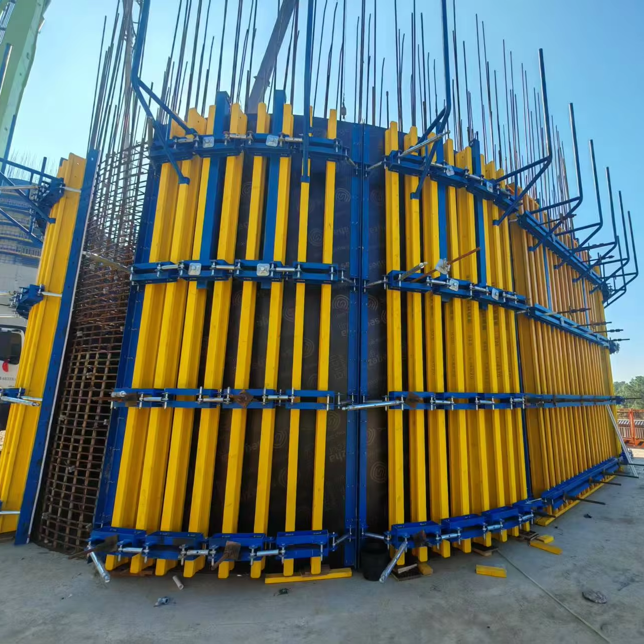 Деревянная балка H20, используемая для изогнутой опалубки